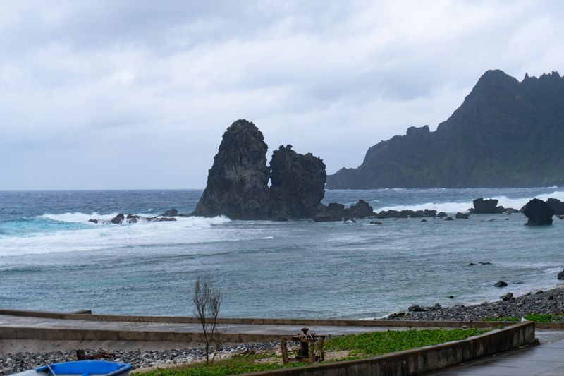 The "kissing rocks" formation. The rock seems to be similar to the boulders in Maydangeb beach. Wonder how they got there?