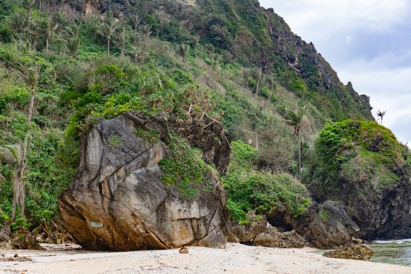 A closer look at the boulder.