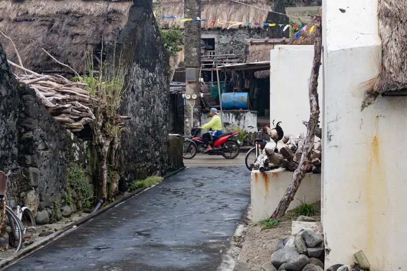 An alleyway in Savidug. A more modern rendition of the stone house is seen on the right. Under the white paint and concrete plaster, they are still made out of cobblestone. On the left, it is unclear whether those are destroyed or unfinished houses.