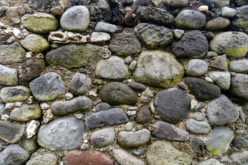 A close-up of the cobblestone texture of the walls. Note the variety of the stone and what seems to be some sort of concrete filler that makes it look like a conglomerate.