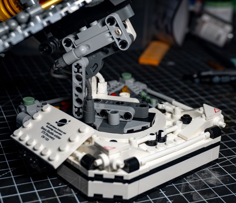 The arm propping up the whole shuttle. Made with bootleg Technic parts. Surprisingly robust.